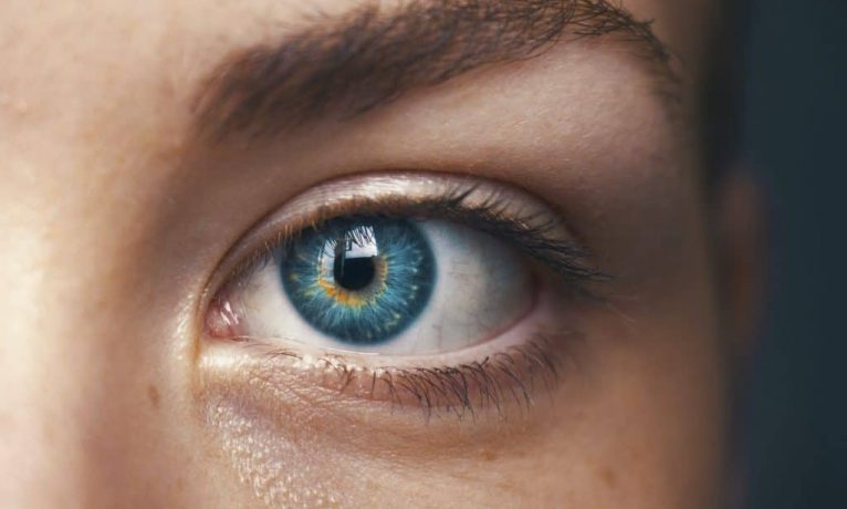 Co oznaczają niebieskie oczy?