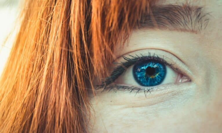 Jaki kolor włosów wybrać do niebieskich oczu?