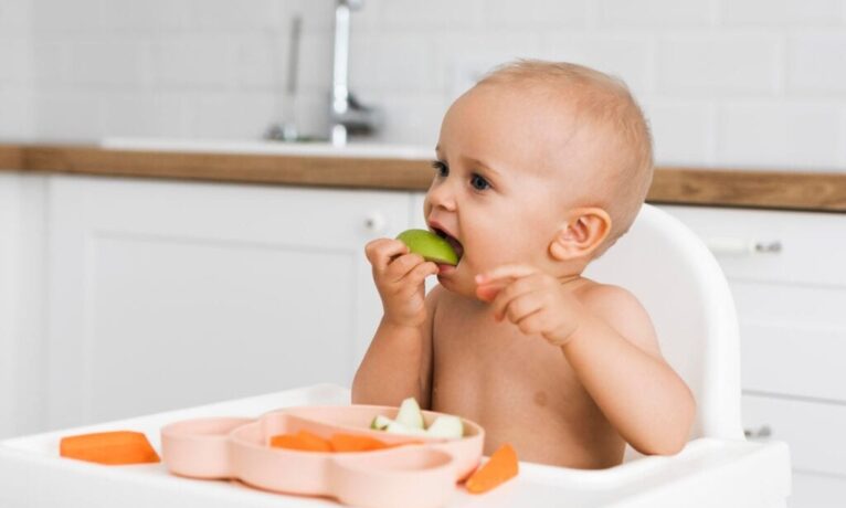 Samodzielne jedzenie malucha: Jak pomóc dziecku rozwinąć umiejętność jedzenia samemu?
