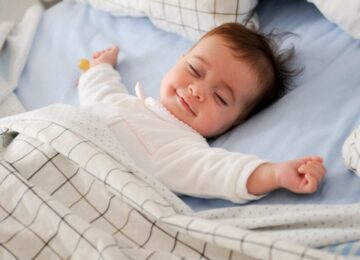 smiling-baby-lying-bed_1139-14