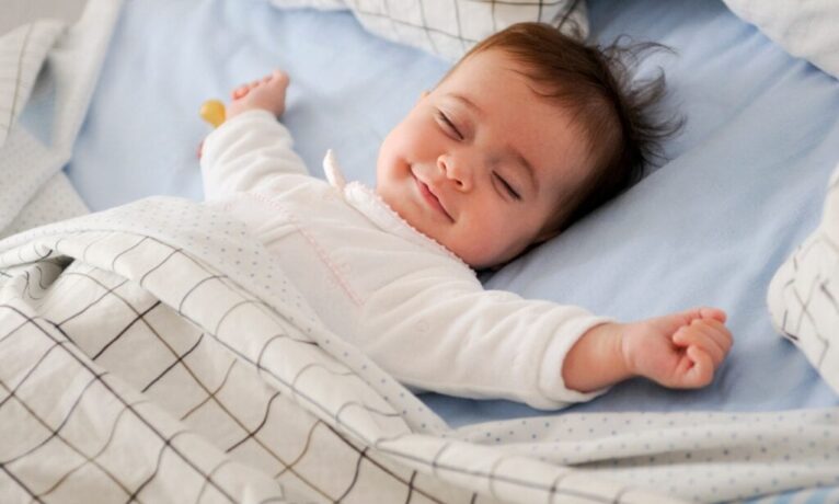 Usypianie małego dziecka: Stworzenie spokojnego i bezpiecznego rytuału snu