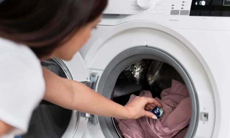 Jak wyczyścić pralkę: Skuteczne metody utrzymania sprzętu w czystości