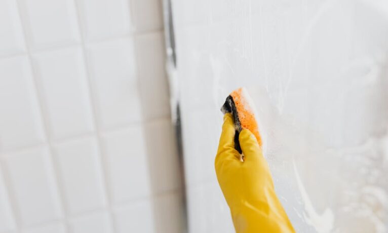 Czyszczenie kabin prysznicowych – produkty, które naprawdę działają